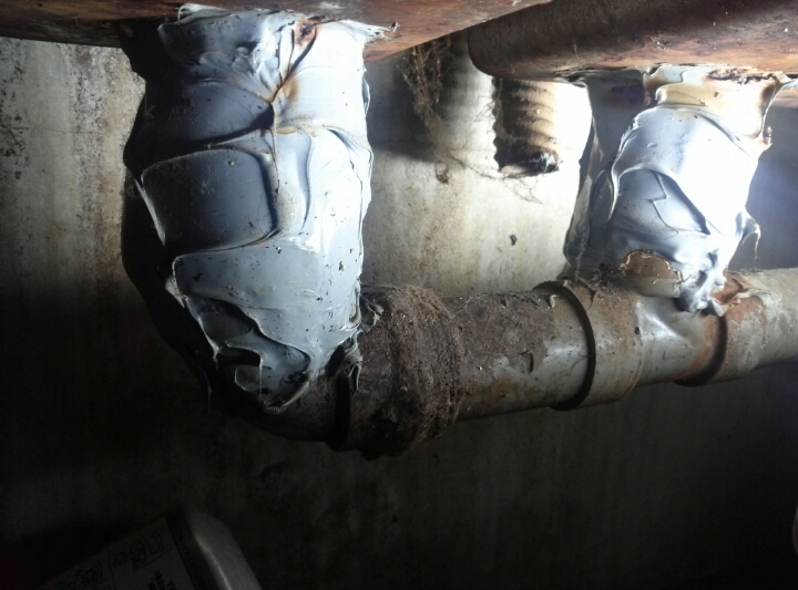 キッチンシンクの 排水管の詰まりが原因でした。