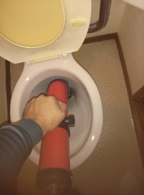 ローポンプ(低圧ポンプ)を使用した作業で10分ほど、無事トイレつまりを解消しました。