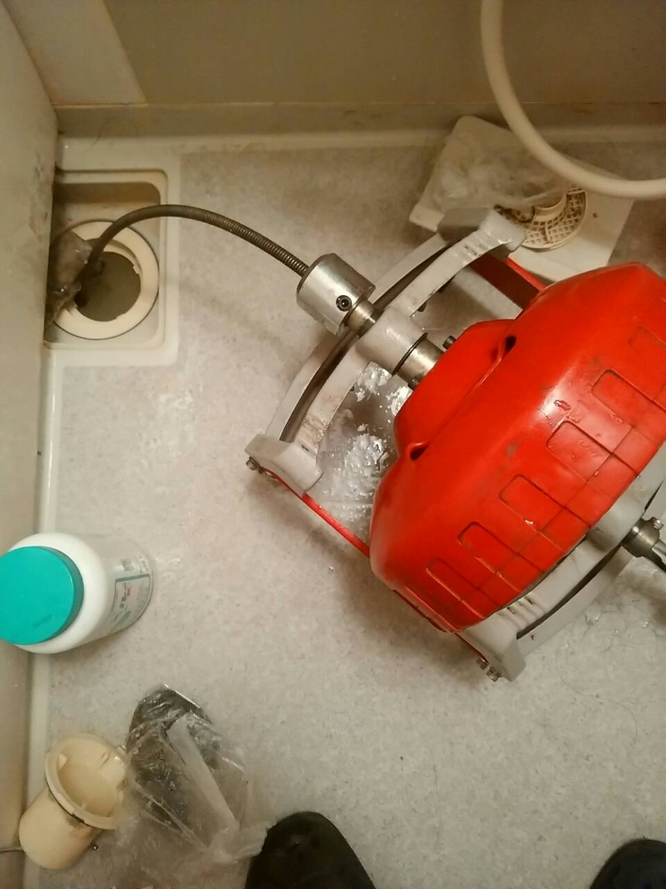 お風呂の排水口が流れなくなっていた為、ワイヤーを使い排水口のつまりを除去