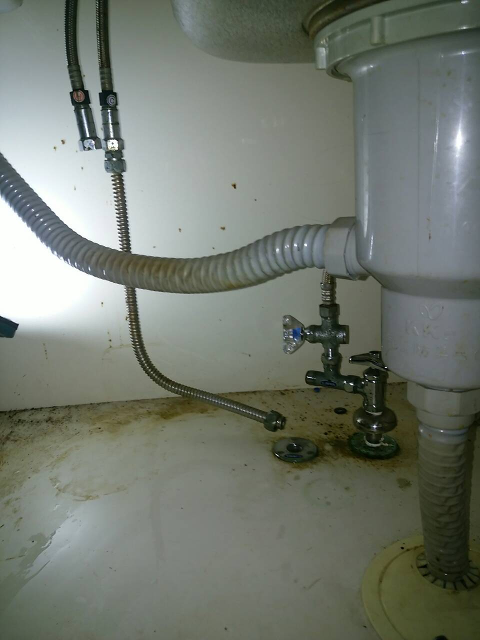 台所水漏れを修理し、水漏れトラブルを解決