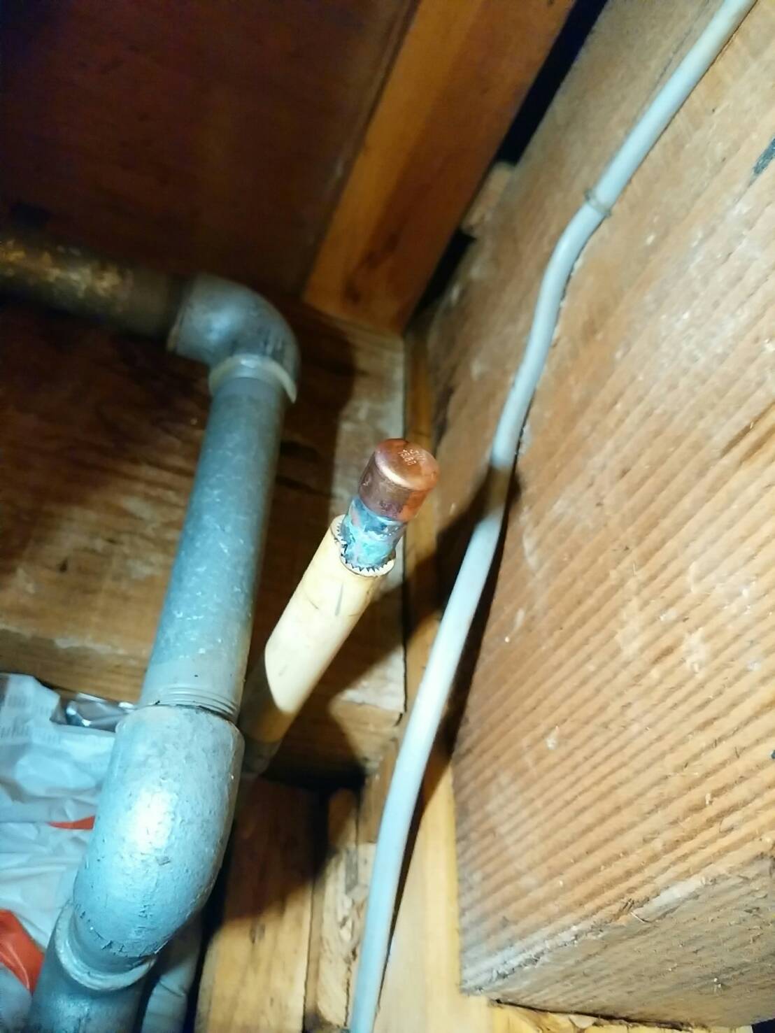 天井裏の水道管が水漏れ