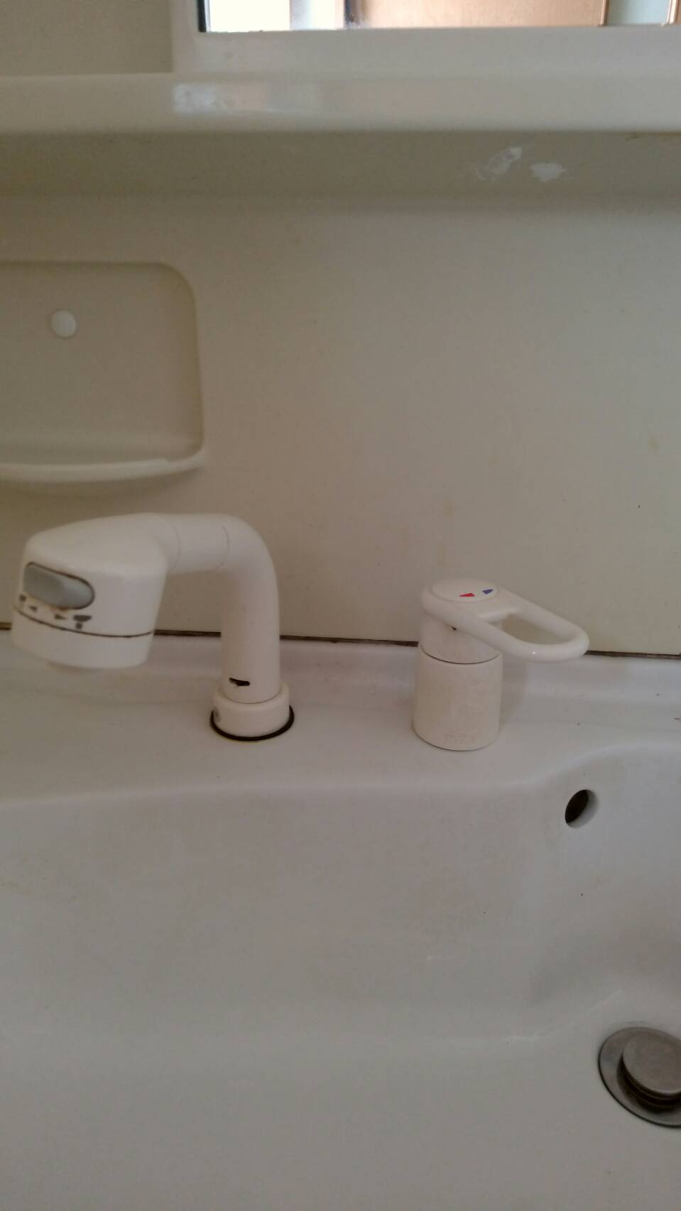 洗面所の蛇口から水漏れしていました。