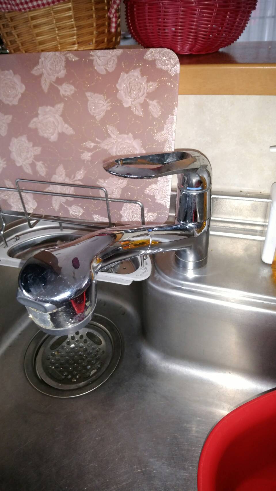 キッチン水栓交換の ご依頼を頂きました。
