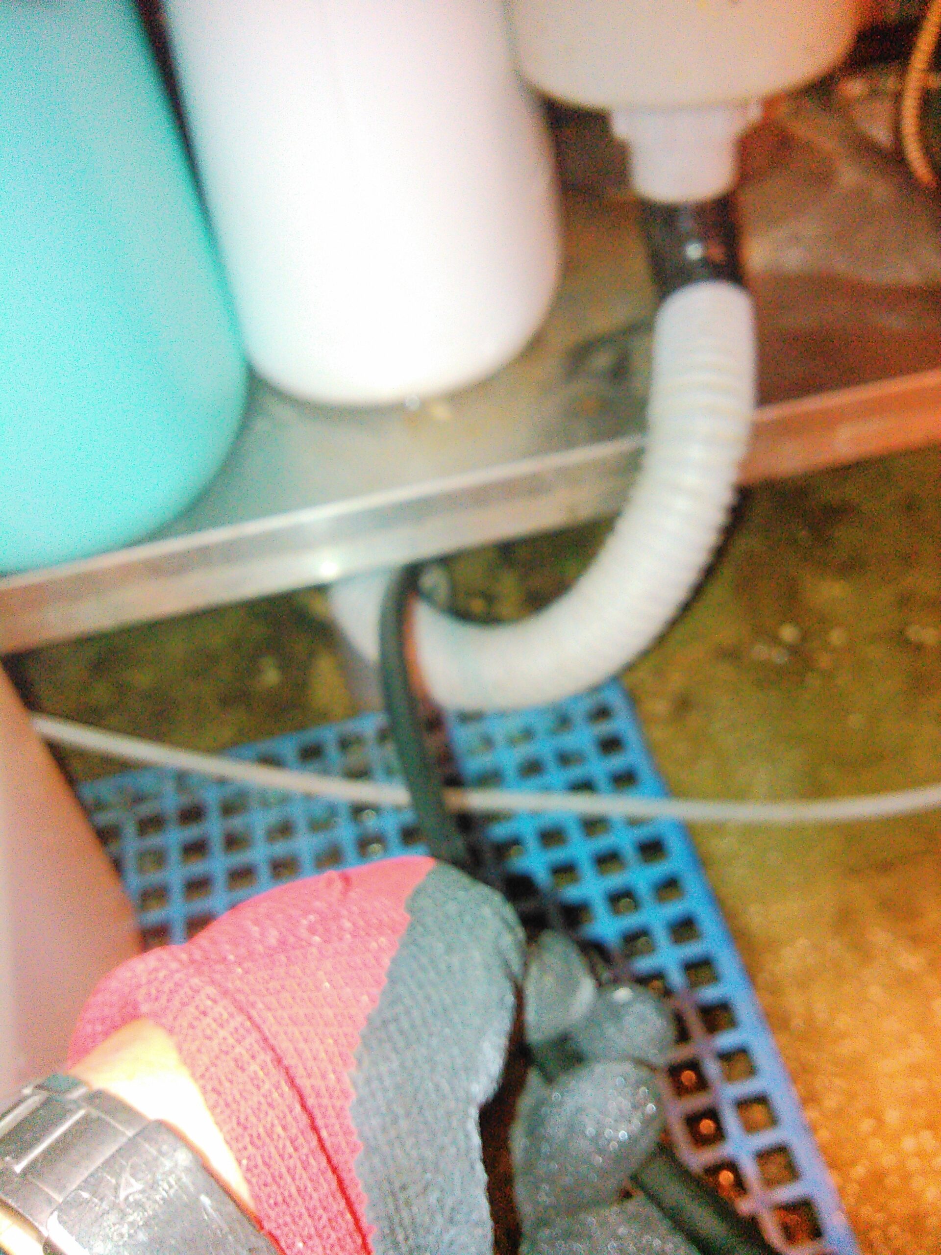 厨房の下の排水管がつまり水があふれだしてきました