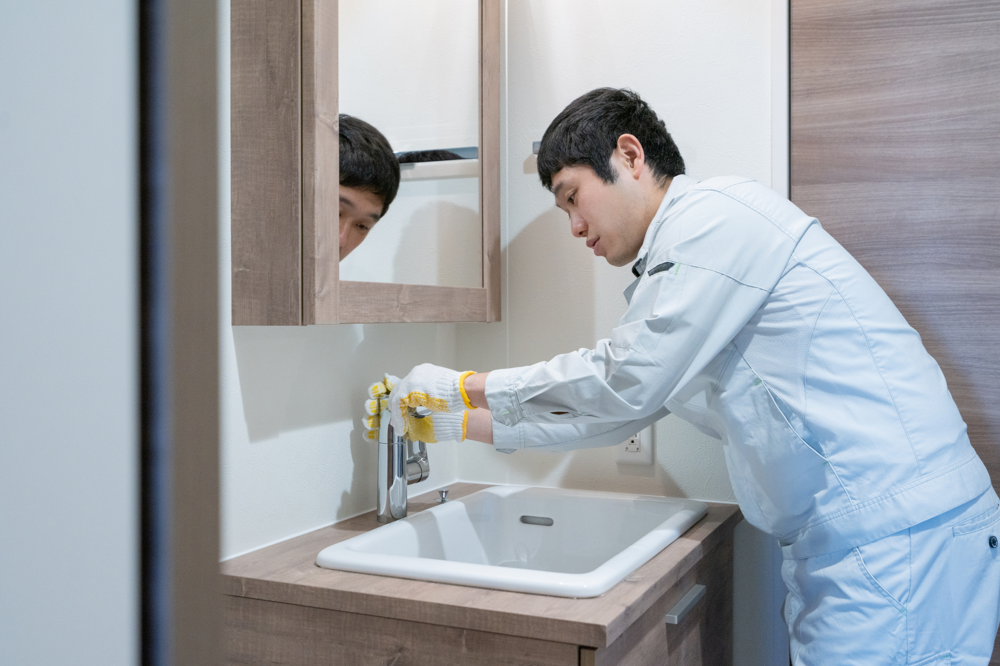 洗面所の排水口のつまりを解消する方法