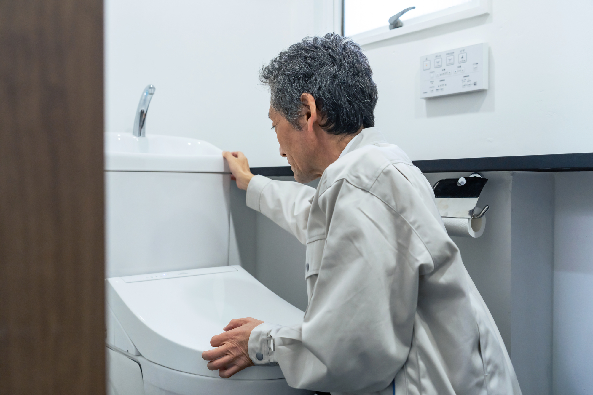 トイレの床でじわじわと水漏れする時の原因と対処法