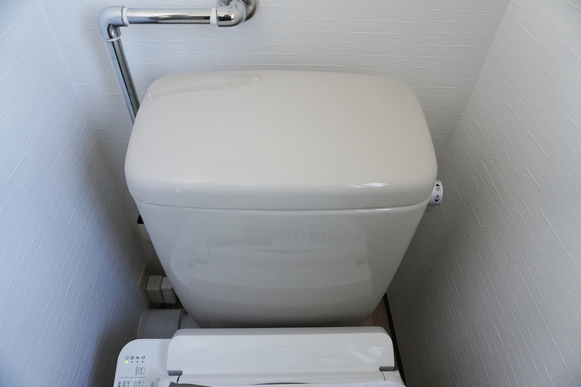 トイレタンクの下から水漏れする原因と対処法をプロが解説