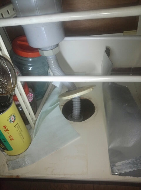 台所の排水の配管の奥がつまってしまい、水があふれてきて床に広がってきました。