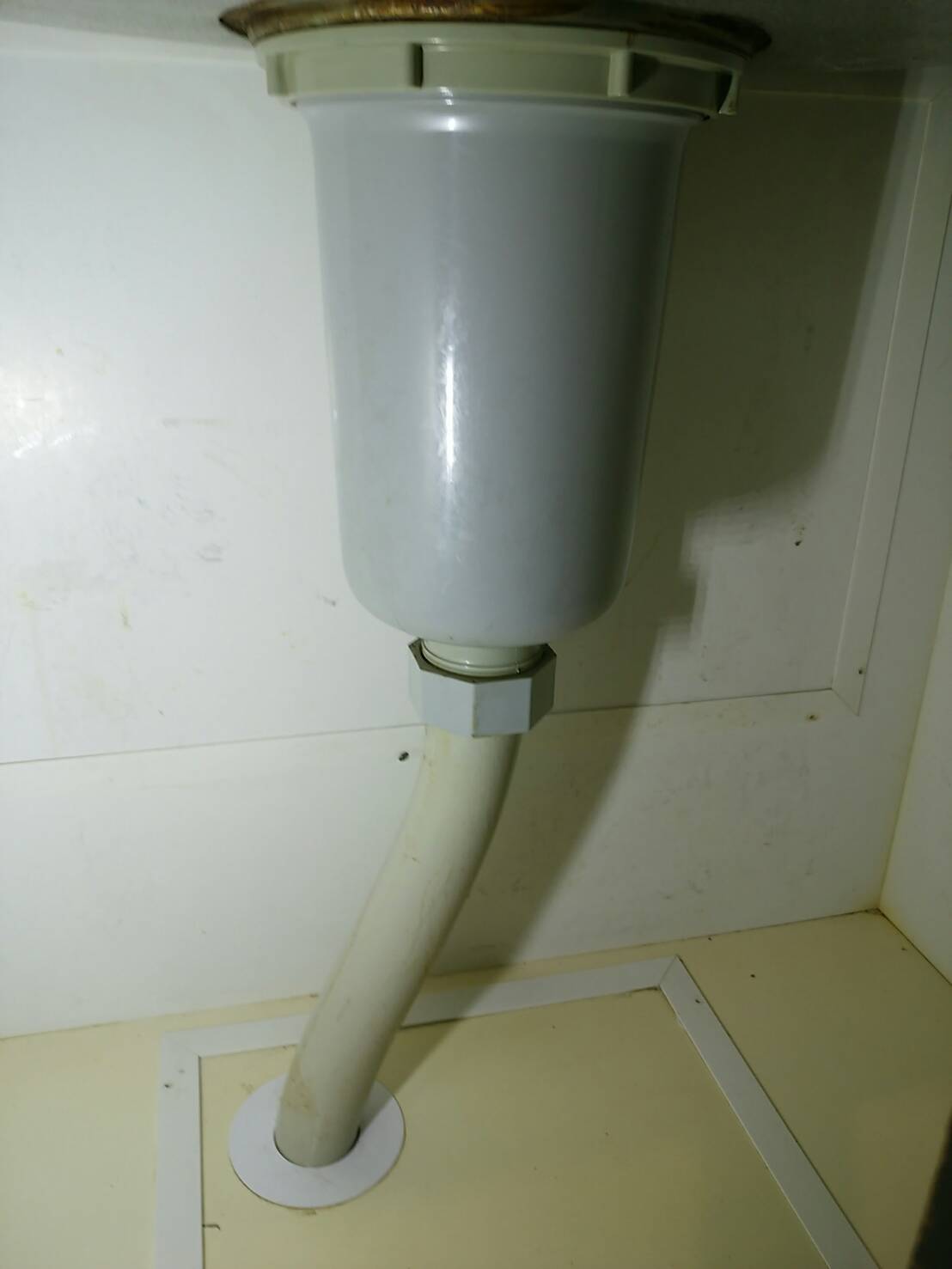 排水トラップの交換を行ない水漏れを修理