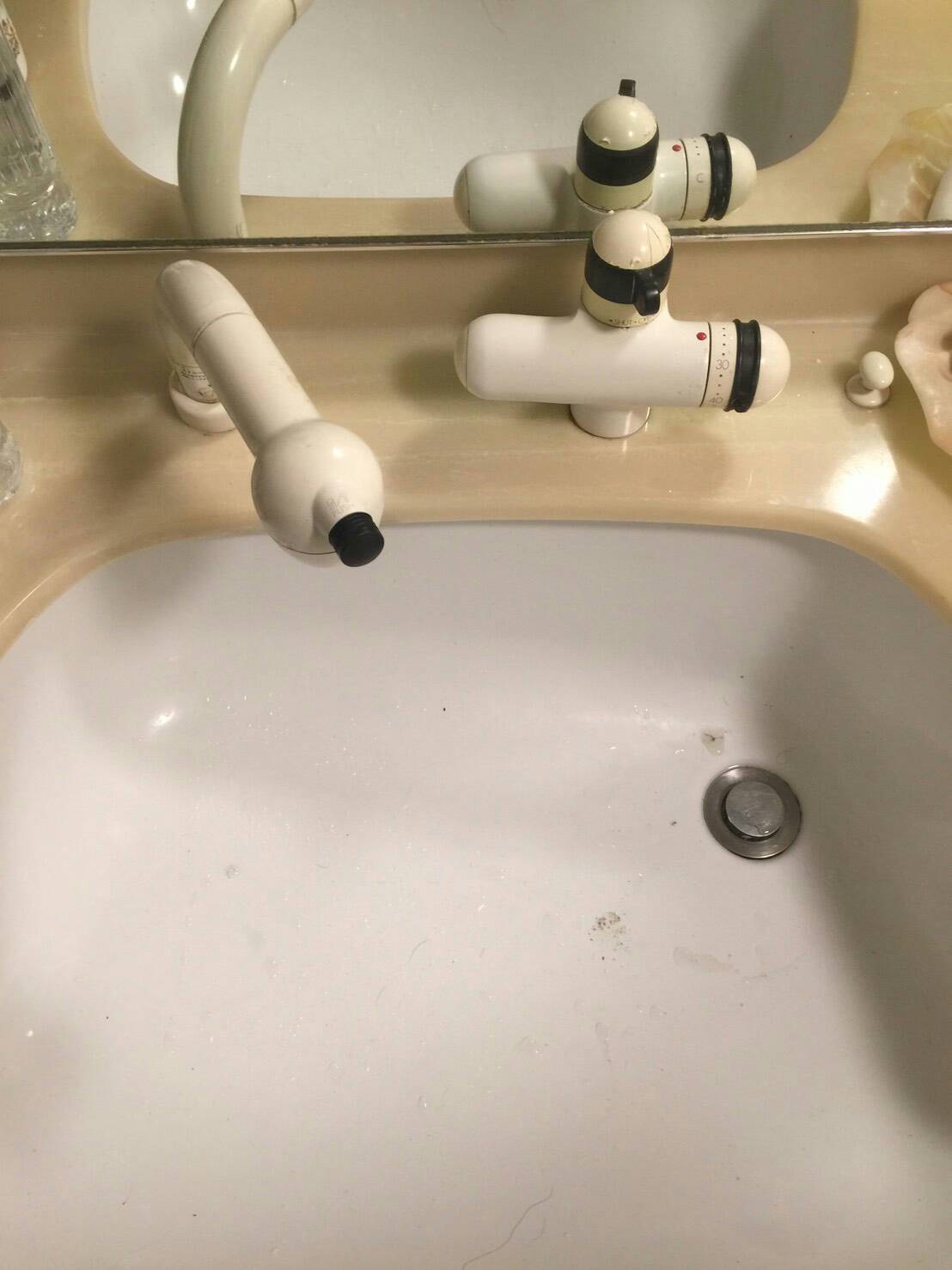 洗面台の蛇口から水漏れしていました。