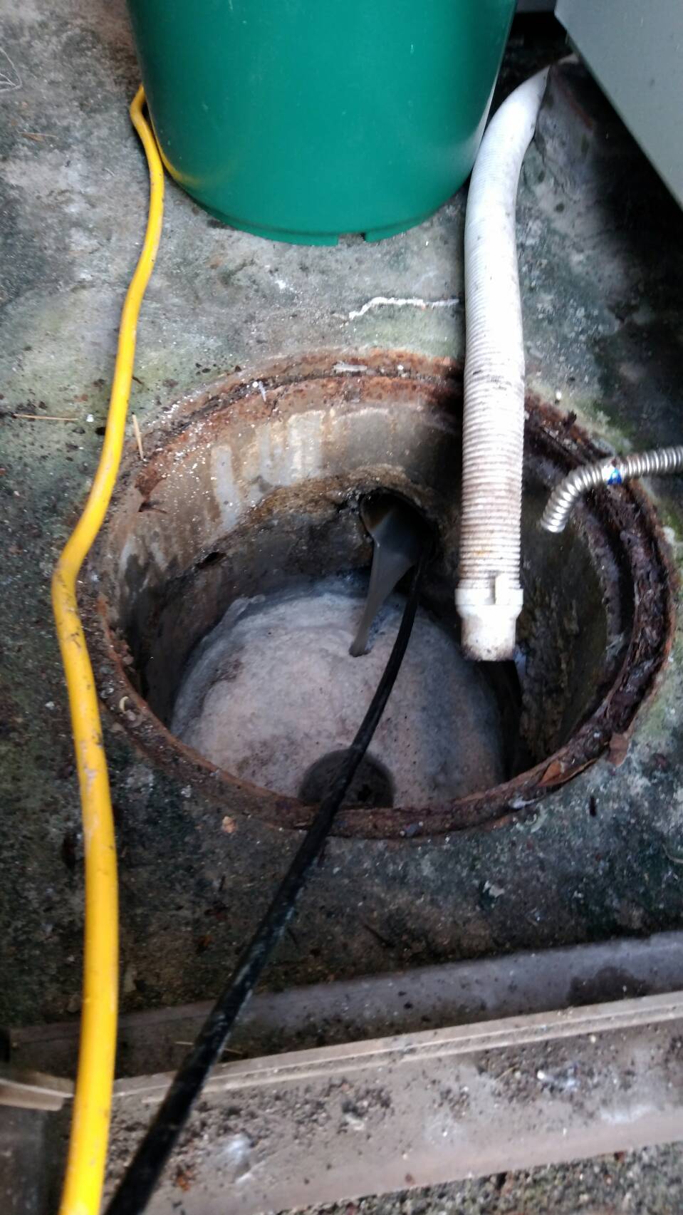 高圧洗浄作業で排水管詰まりを解消致しました。