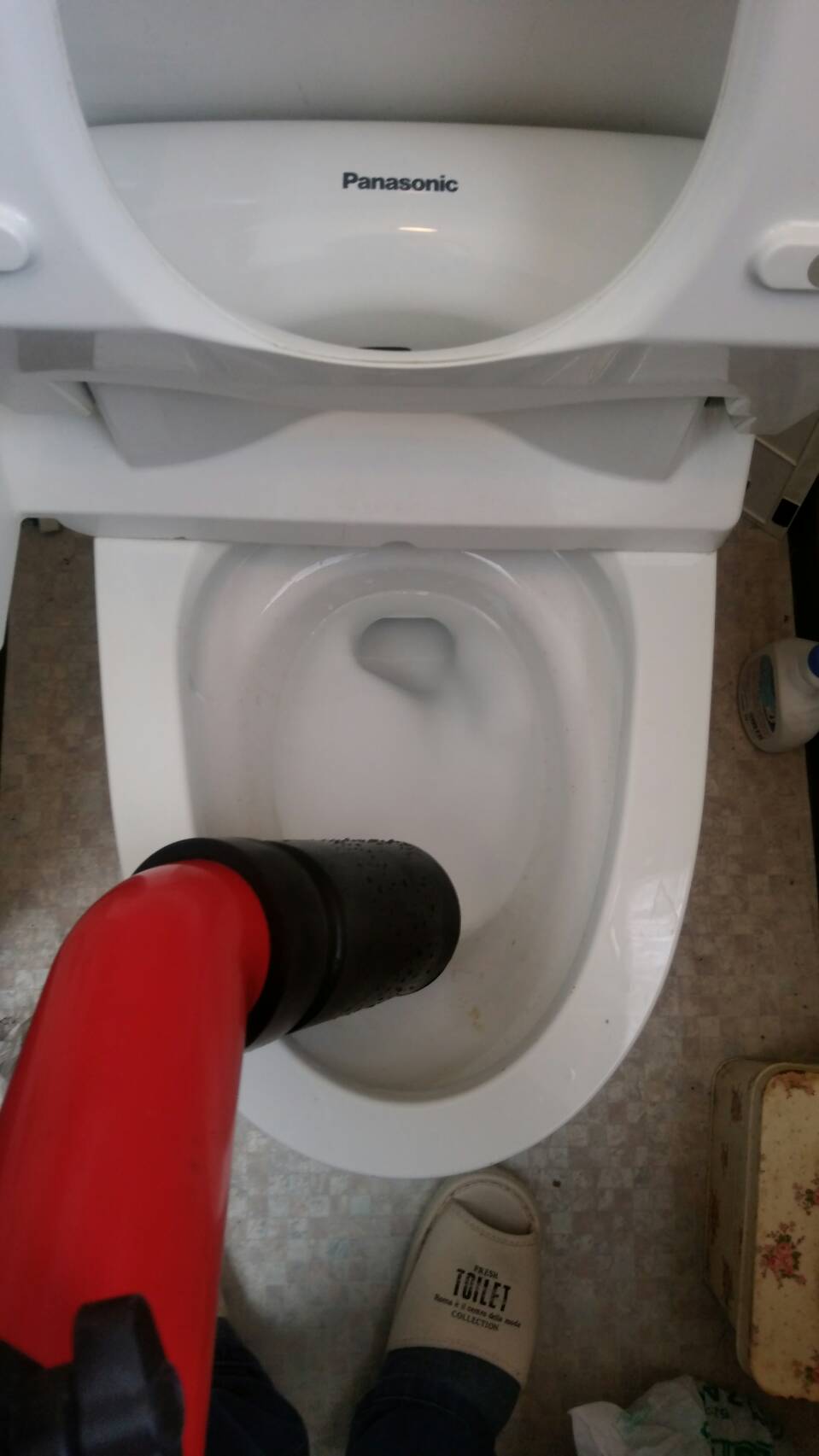 ローポンプ作業を行いトイレつまりを修理しました。