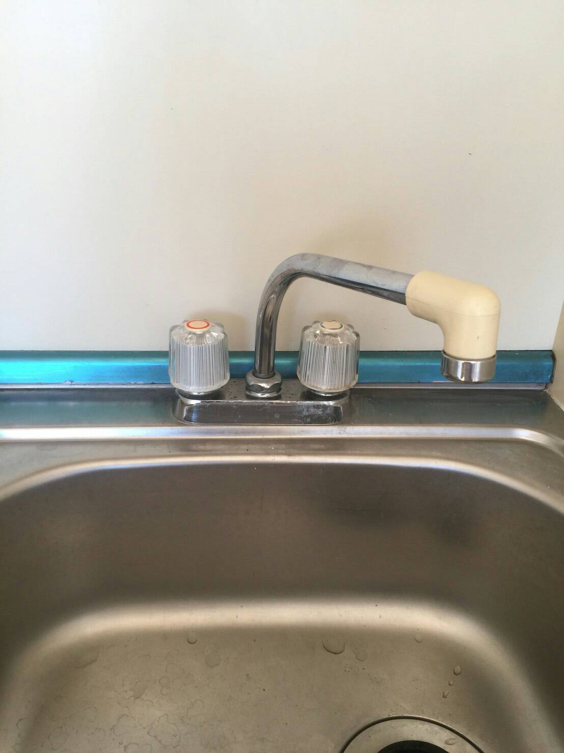 キッチンの水道水漏れ修理のご依頼を頂きました。
