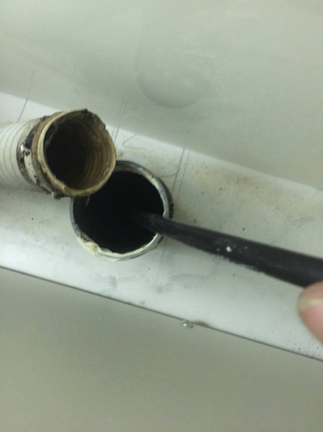 キッチン排水管に油の固まりが水の流れを遮断していました。