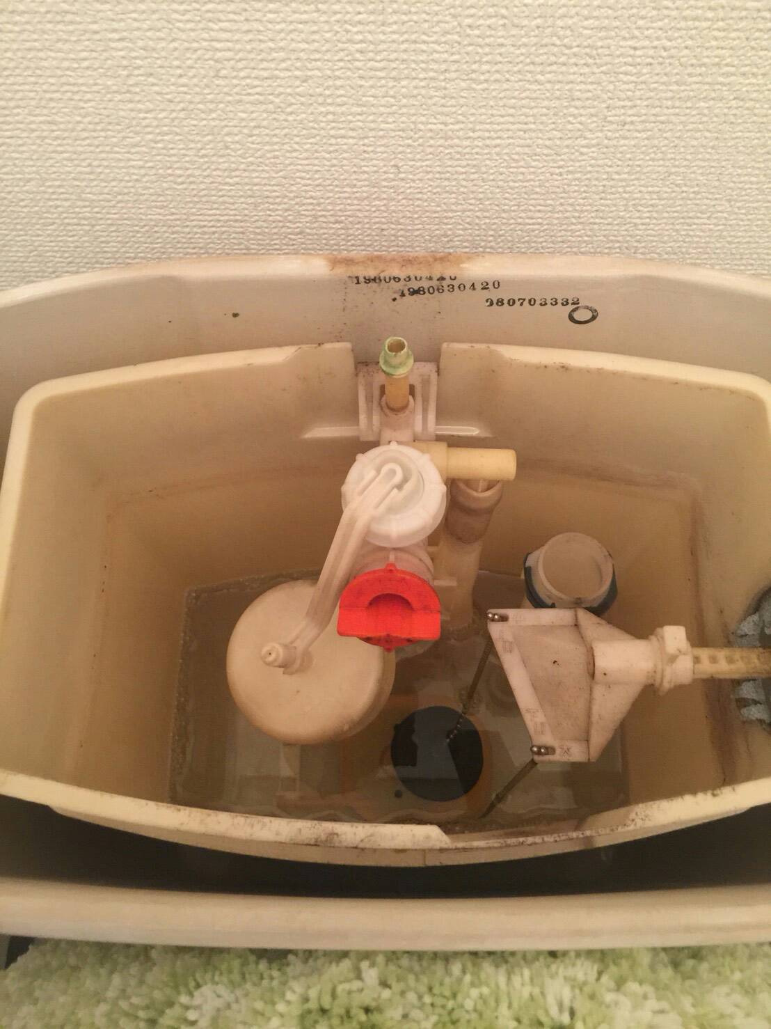 トイレタンクの水が貯まらない症状が出ていました。