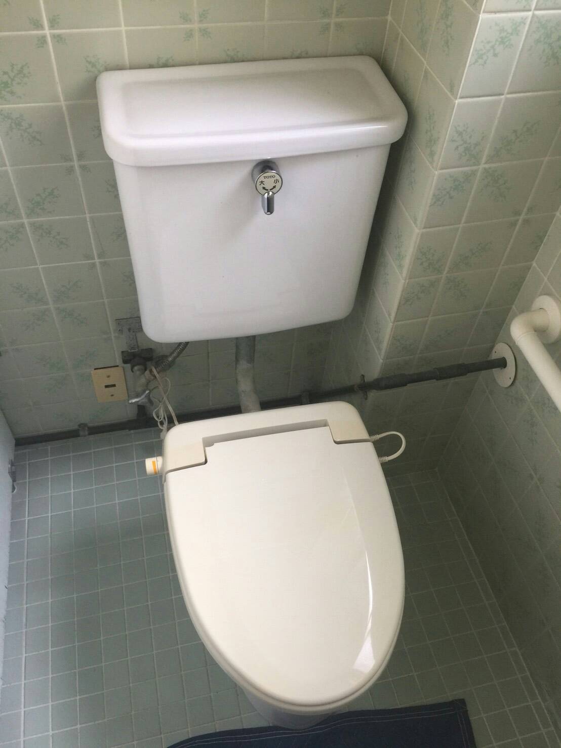 家島町のお客様からトイレ交換のご依頼を頂きました。