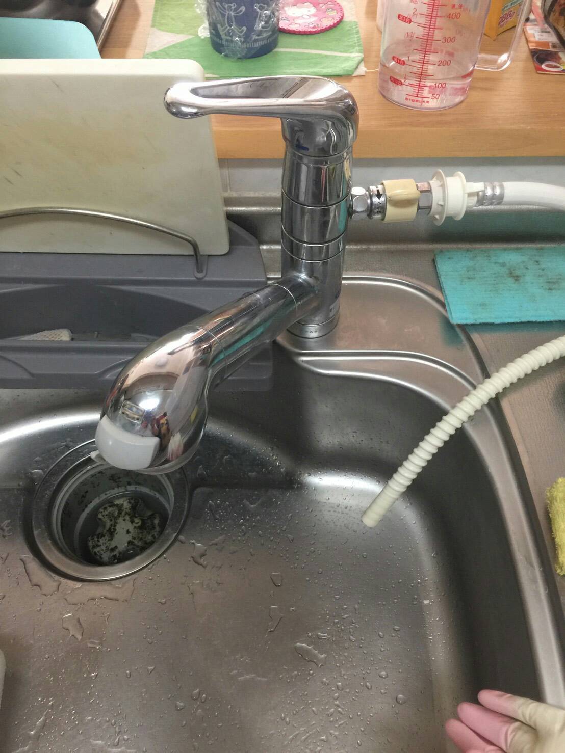 水漏れがひどく、食洗機に分岐している分岐水栓からの水漏れとシャワーホースジョイント部分から水漏れしていました。