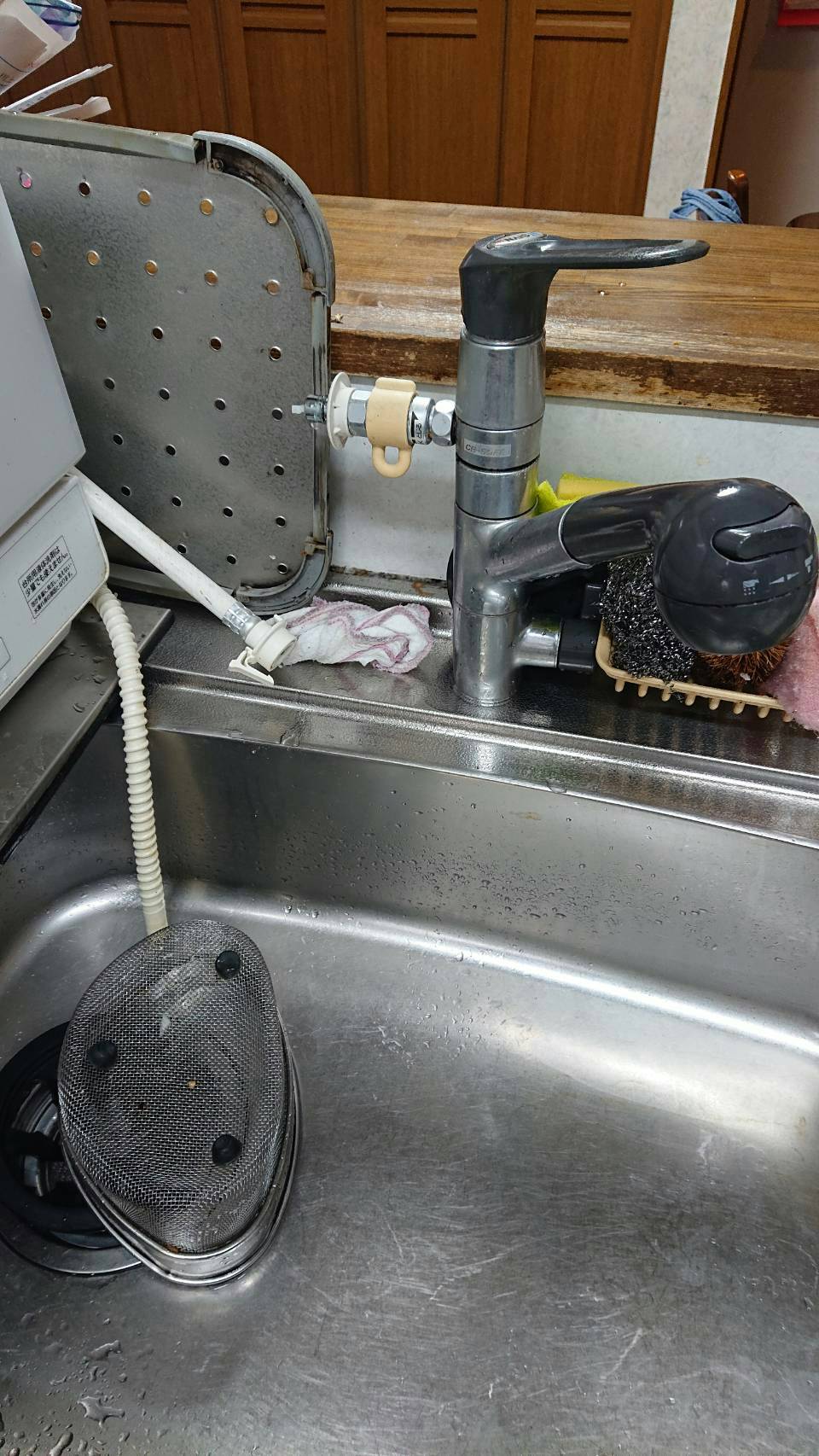 台所水道修理のご依頼を頂きました。