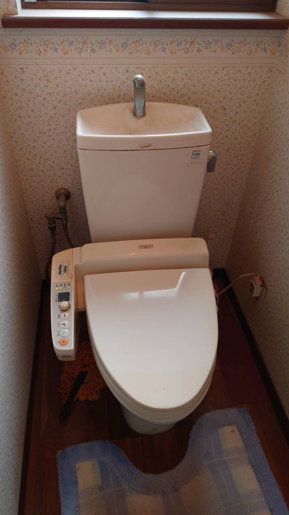 トイレ水漏れの為トイレ交換工事のご依頼を頂きました。