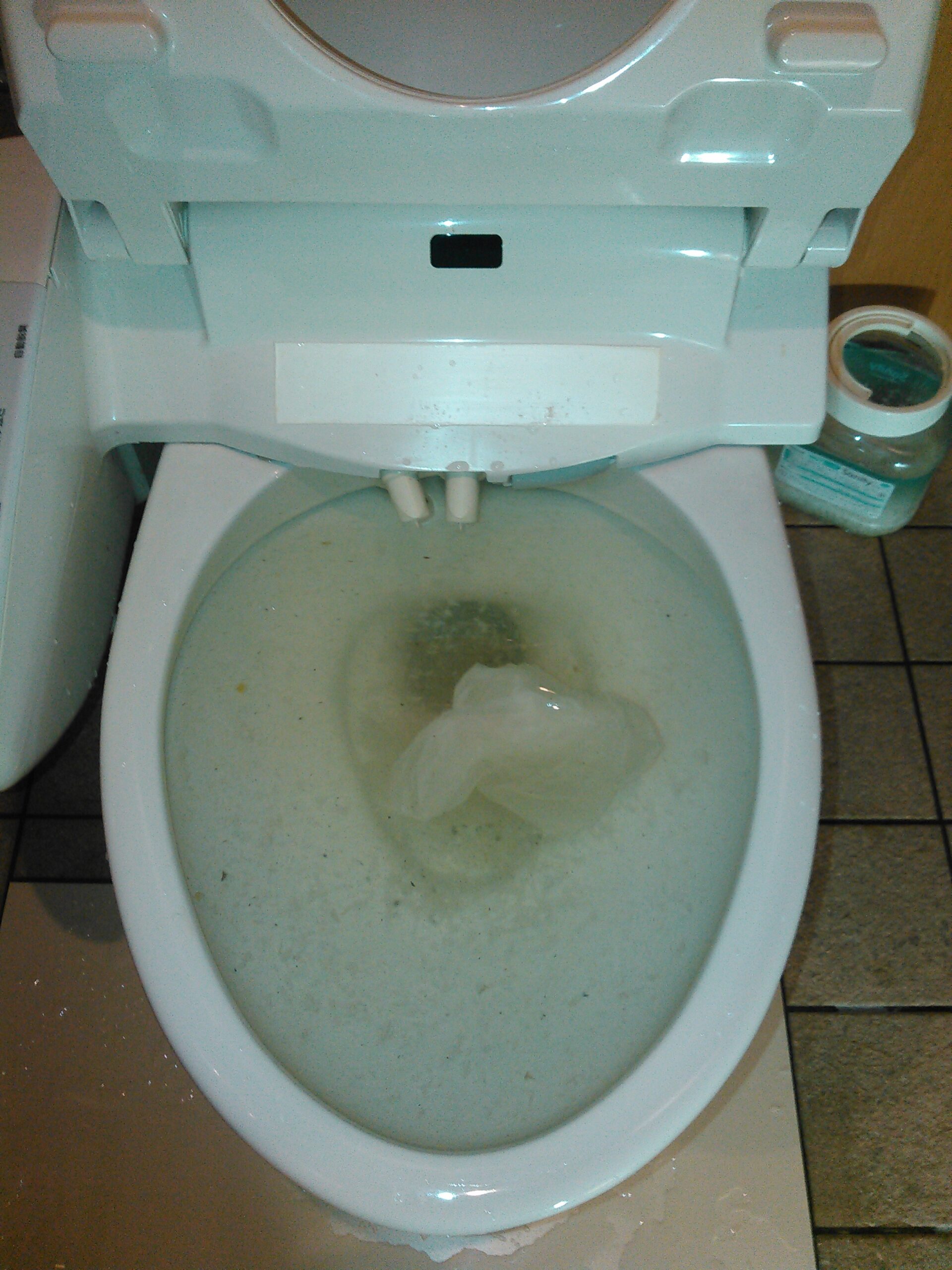 トイレを使うと水があふれる寸前まで水が溜まり時間を置くと流れるトラブル